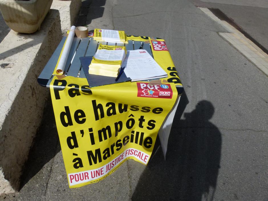 Le PCF 9ème Marseille avec la population de la ROUVIERE, pour dire : « Pas de hausse d’impôts à Marseille »